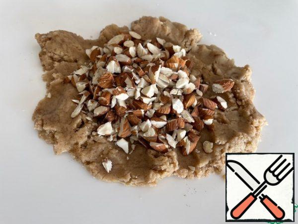 In the third part of the dough, add cinnamon and almonds.