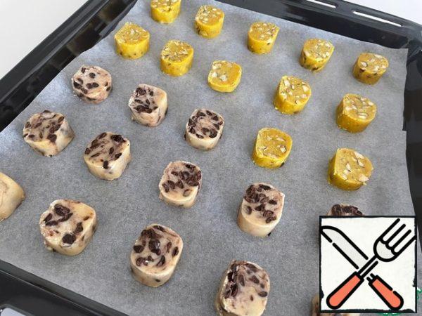 During baking, the shape does not lose and does not spread. You can spread it often with a distance between the products of 2-3 cm. Bake at a temperature of 180 degrees for 14 minutes.