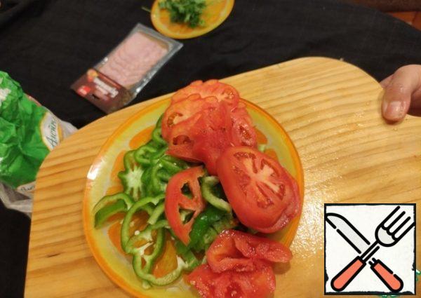 Cut the tomato and pepper into slices
