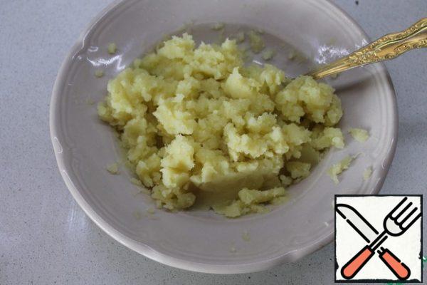 Mash the potatoes until they are mashed (without water), let them cool.