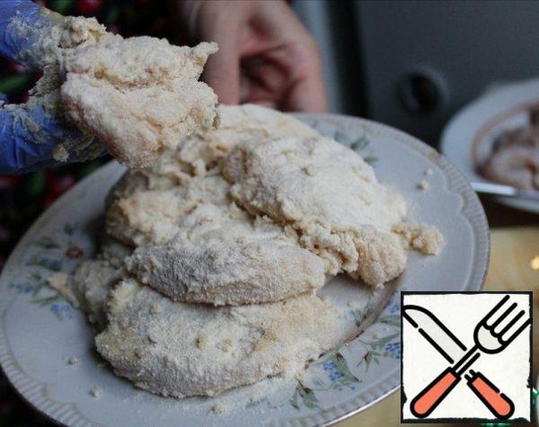 Now we take the fillet and dip it in flour, then egg, and then in breadcrumbs. So we do it with all the pieces.