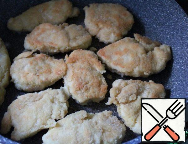 Pour vegetable oil into a frying pan and fry the chicken over medium heat until tender.