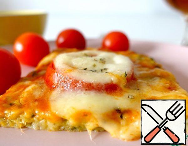 6. Then grease with tomato paste and sprinkle with grated cheese.
7. Put the tomato slices and put a piece of Mozzarella cheese on top.
8. Sprinkle with oregano and bake for another 10 minutes. at a temperature of 180 ° C