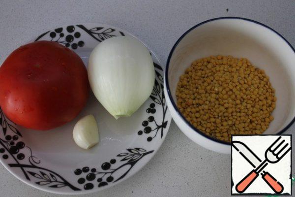 For the sauce, the first thing you need to put the lentils to cook, for this you need to wash it and pour it into boiling slightly salted water. Cook until almost ready.