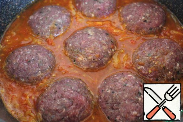 Put the cutlets in the boiling sauce, cover with a lid and simmer for 10 minutes. Turn them over carefully once.