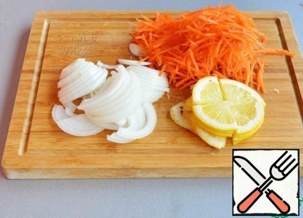 Cut the onion into half rings
Grate the carrots on a "Korean" grater or cut into strips.
Cut the lemon into half-circles or quarter-circles.