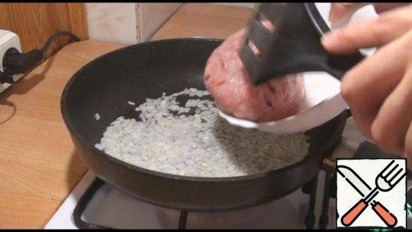 In a small amount of vegetable oil, fry the chopped onion so that it becomes transparent. Then add the minced meat.