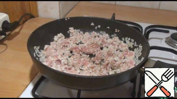 Mix it up, break the minced meat into small pieces with a spatula. Add salt and pepper to taste, fry for 3-4 minutes.