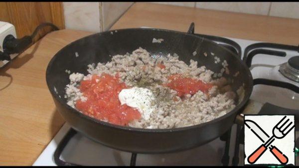 Add one small tomato, grated on a grater and two tablespoons of sour cream. I also added some Provencal herbs. Stir and simmer for 10 minutes until the meat is ready. Then we will transfer it to another dish and leave it to cool.