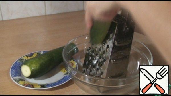We will wash zucchini or zucchini, if young, then we do not clean the skin, we will rub it on a large grater.