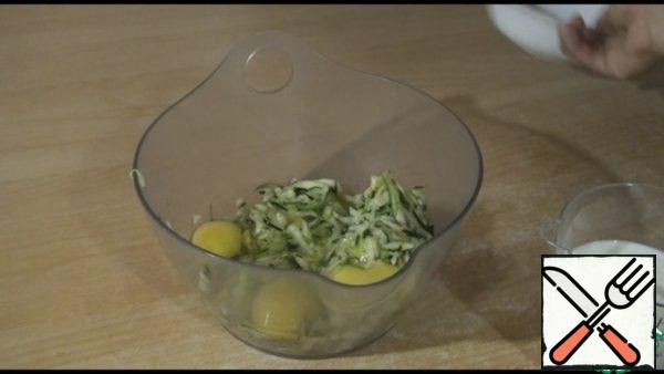 Then we will squeeze the zucchini with our hands, we no longer need the juice. Add the eggs.
