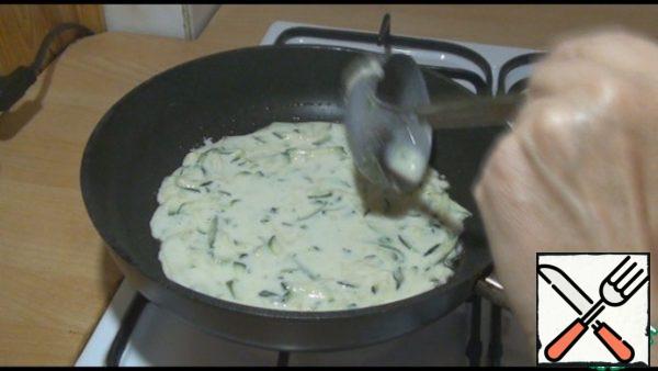 Add a little vegetable oil to the preheated frying pan, pour out the dough with a ladle and distribute it over the pan, fry it like ordinary pancakes on both sides.