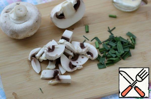 Chop the mushrooms coarsely. Cut the green onion into 1.5-2 cm.