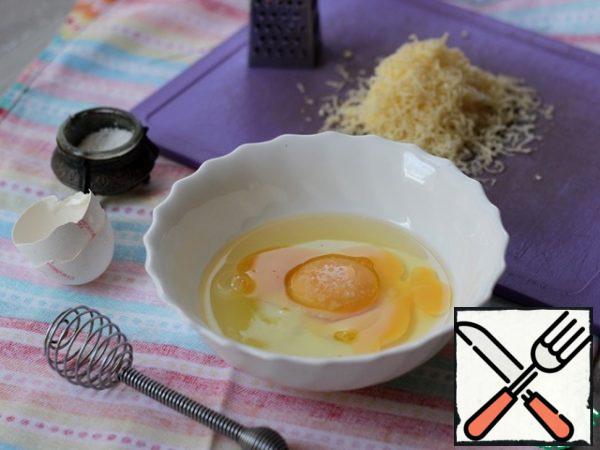 Beat the eggs lightly, add your favorite spices and grated cheese to taste, stir everything.