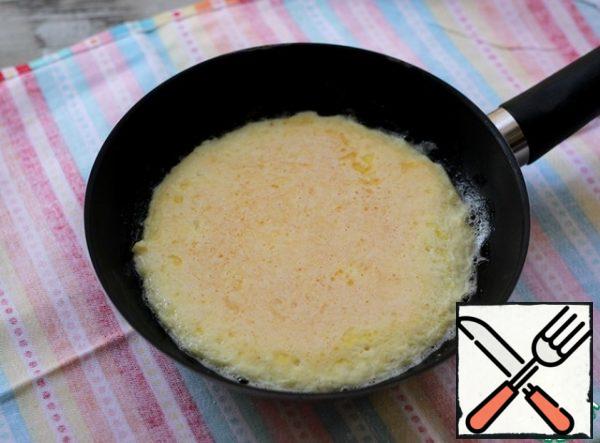 Pour the omelet into a frying pan heated with oil, cook for literally half a minute.