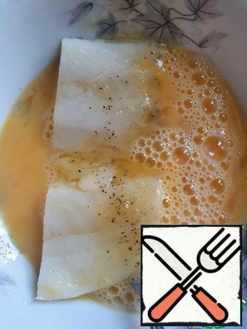 Beat the eggs a little with a fork. Preheat the fryer well. This is important! When releasing the fish into the insufficiently heated oil, excess fat will be absorbed! Dip the prepared pieces into the egg mass