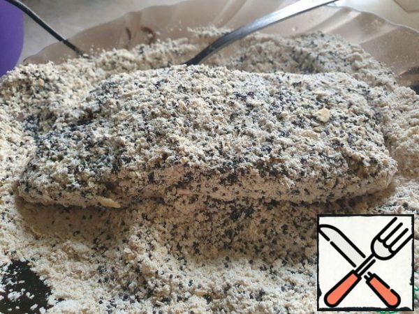 Then roll in the poppy-oat mixture. Repeat this procedure again - again dip in the egg, then in the breading. Shake off excess breadcrumbs. Immediately put it in a frying pan with a hot deep-fry.