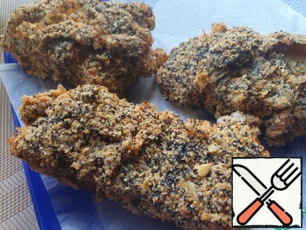 Place the finished pieces of fish on paper towels to remove excess oil.