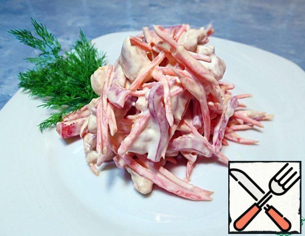 4. Cut the meat into strips 2-3 centimeters long and fry for about 5 minutes in vegetable oil until brown, salt.5. Mix all the products, salt, pepper and season with sour cream. You can also fill it with mayonnaise.