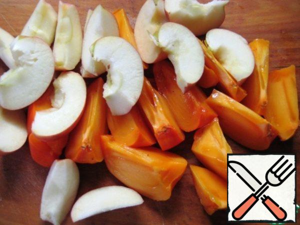 Wash the persimmons and apples, dry them with a napkin and cut them into pieces, removing the bones (I did not remove the peel). Fold into a convenient dish for whipping and puree with a blender.