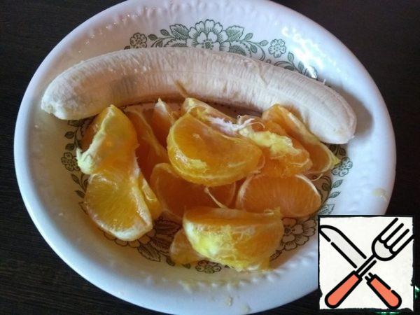 Peel the banana and tangerines. If you like a more uniform consistency of the drink, then it is necessary to remove the films from the tangerines as much as possible. Disassemble them into slices. If the tangerines are simply separated into slices, without peeling from the films, the drink turns out with the pulp, like juice)
