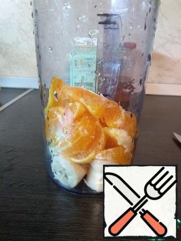 In a mixing glass, cut the banana into circles, pour out the tangerine slices, add honey. It is better to take liquid honey, but in principle any one will do.