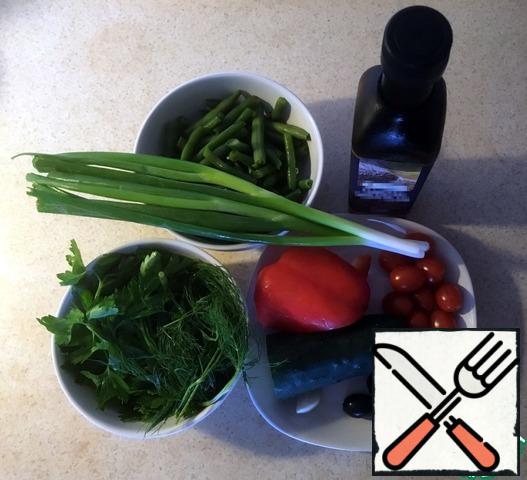 1. I wash pepper, tomatoes, green beans, cucumber, parsley, dill and green onions.
2. Cut off the tails on both sides of the green beans. Cut into 2-3 parts.
3. Boil water for cooking beans.
4. Cook the beans for 5 minutes from the moment of boiling, then cool without broth.
5. We clean a clove of garlic. My and finely crumble it.
6. Crumble the pepper and cucumber with medium pieces.
7. Finely chop parsley, green onions, dill and black olives.
8. Cut the cherry tomatoes in half.
9. Mix the ingredients with the addition of cold-pressed oil.
10. Salt and add ground black pepper to taste. Mix it up.Note: Green bean broth can be used for other dishes, as it contains many macro-and microelements. If you want even more folic acid in the salad, then you can use green pepper.
