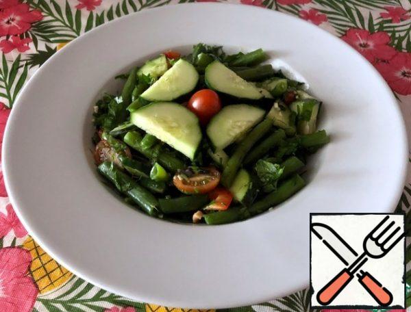 The finished salad can be decorated with cucumber and tomato.