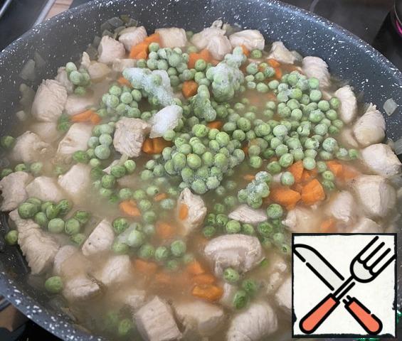 Then frozen peas. Cover with a lid and simmer for 10-15 minutes. So that the carrots become soft.