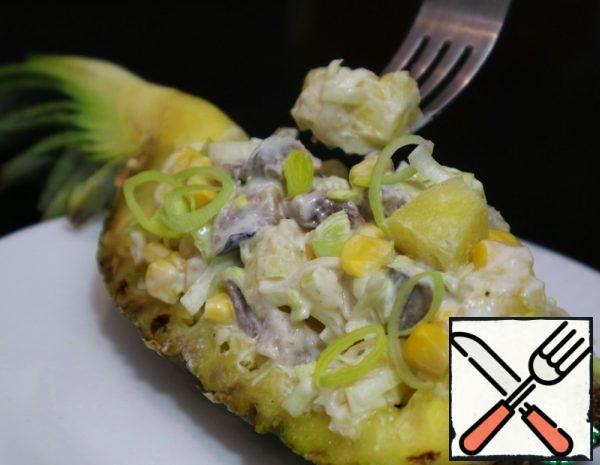 Peel the herring and cut into cubes. Put it in a container. Add chopped leeks, canned pineapples and corn. 