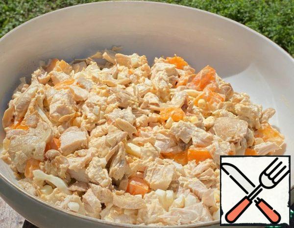 Boil the chicken breast and let it cool completely.
In vegetable oil, we pass the onion. We strain the mushrooms and squeeze them out of excess liquid, fry them with onions for ten minutes until they start to turn golden. Let it cool completely.
