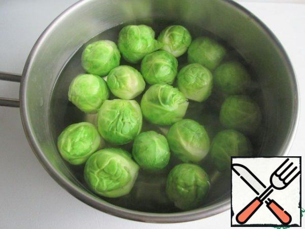 Pour water into a saucepan (or saucepan of sufficient volume), add salt (1 tsp or to taste) and put on fire. Put the cabbage in boiling water, reduce the heat and cook for 7-8 minutes.