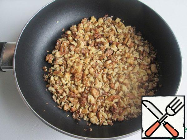 Heat a dry frying pan, add chopped nuts and fry until a characteristic pleasant smell appears.