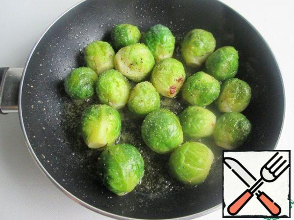 Fry on medium heat for 5 minutes. In the frying process, add salt and black pepper (to taste).