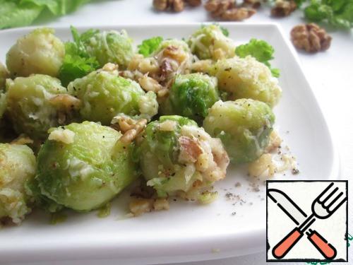 Brussels sprouts are a storehouse of vitamins and other useful
substances, it contains a lot of fiber and easily digestible protein.
Together with nuts and cheese - very tasty! Bon Appetit!