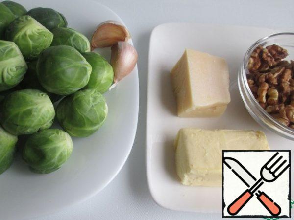 Necessary products.
For cooking, you can take frozen Brussels sprouts, this time I cooked from fresh. Before cooking, I removed the upper leaves.