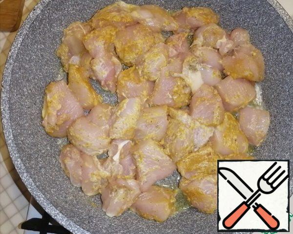 In a preheated frying pan, add butter, melt. Add chicken fillet, fry for 3-4 minutes.