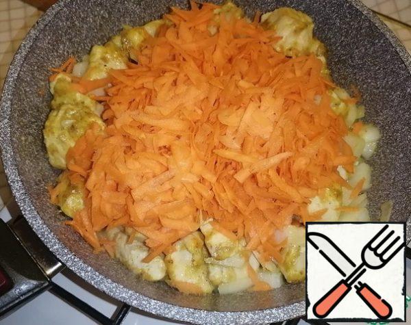 Grate the carrots on a coarse grater, add to the pan with the rest of the ingredients. Mix it up. Cook for 3 minutes.