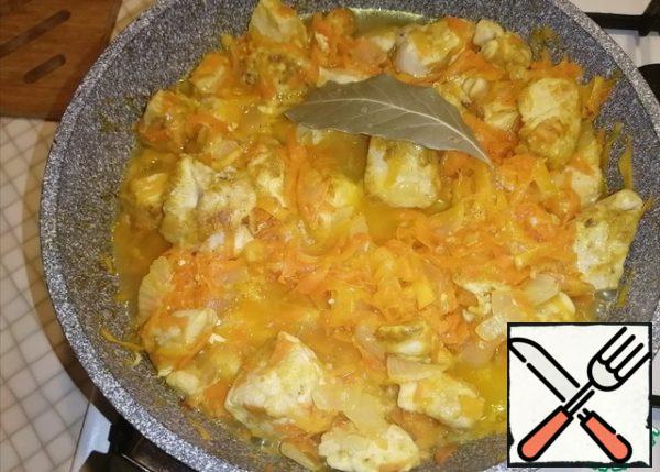 Add bay leaf. Pour water. Cover with a lid and simmer on low heat for 15 minutes.