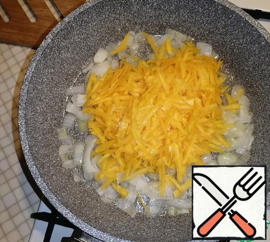 Grate the pumpkin on a coarse grater. Add the onion to the pan. Fry for 2-3 minutes. Add salt and pepper to taste, add hops-suneli. Mix well and fry for 2-3 minutes.