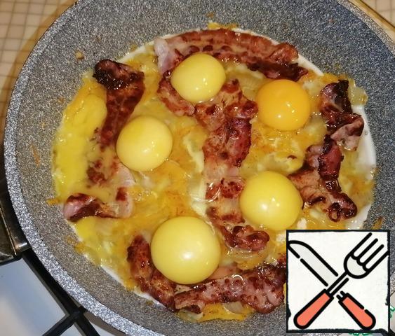 Break the eggs. Add salt to taste. Fry for 5 minutes.