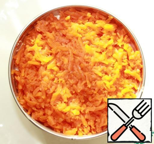 The fifth layer is boiled carrots grated on a medium grater + salt to taste.