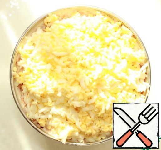 The sixth layer is grated boiled eggs + salt to taste.