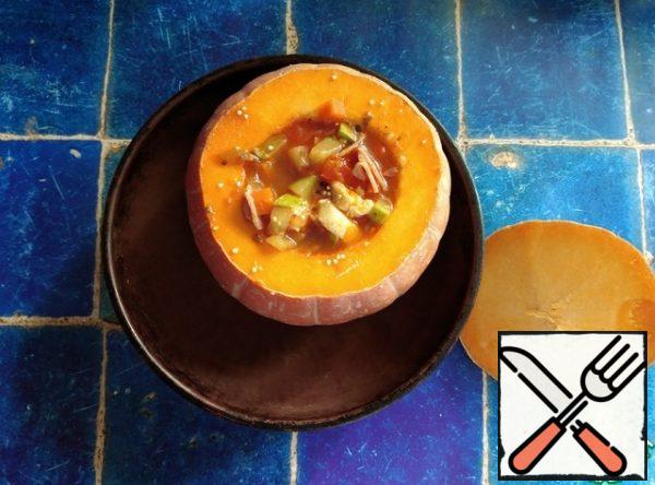 The pumpkin pot is placed in a suitable dish in which you can bake. I put it in a clay bowl. We fill the pumpkin to the top. Since I took quinoa 3 tbsp, then I will pour 6 tbsp of broth. Salt the broth to taste. Don't forget about the bacon and cheese, and we also salted the pumpkin walls inside.