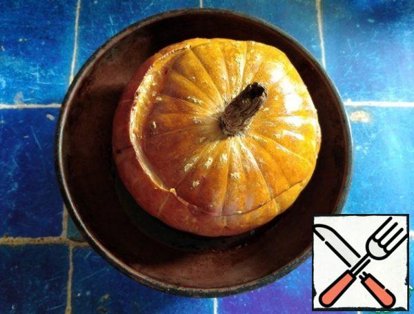 Cover with a pumpkin "lid". Put in the oven at t-180 C for 1 hour and 30 minutes. After 20 minutes, we reduce the temperature to and-150-160 C. When the top of the pumpkin begins to darken, cover it with foil. We check the pumpkin for readiness with the tip of a knife. If the knife easily enters the pumpkin skin, then you can take it out of the oven. Be guided by your oven, you may need more time.