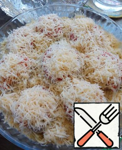 After the measured time, remove the mold from the oven, remove the foil. Cut the tomatoes into large washers and put 1 piece on top of each "nest". Sprinkle with grated cheese on a coarse grater and send the dish to the oven until a golden crust is obtained on the surface.