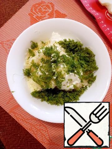 For the filling, mix softened butter, grated cheese, grated boiled egg, finely chopped garlic, mayonnaise and herbs. Add salt and season to taste.