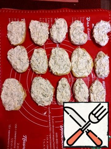 I always send every slice with a "cook" seasoning. You don't have to do that. So, for each slice of potato, spread the resulting garlic spread.