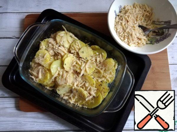 Sprinkle the potatoes with a mixture of breadcrumbs with cheese, half.