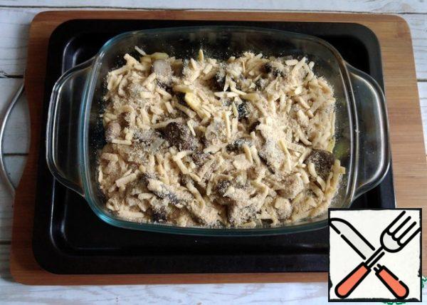 Sprinkle the second half of the breadcrumbs with cheese on top. We put it in the oven to bake for 10 minutes at the same t-180 C. Everything is ready in our dish. Let the cheese melt.